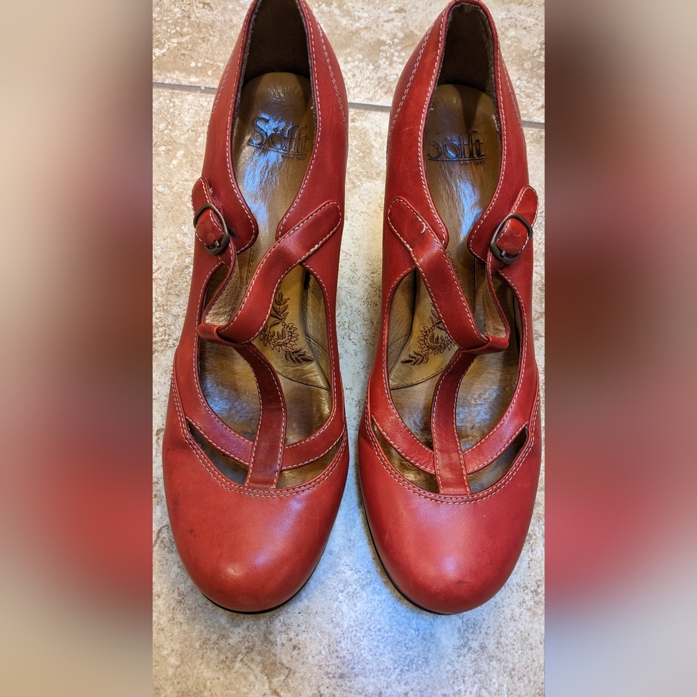 Sofft size 10 red heels